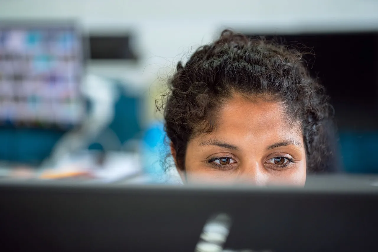 Medewerker werkt geconcentreerd achter een computer