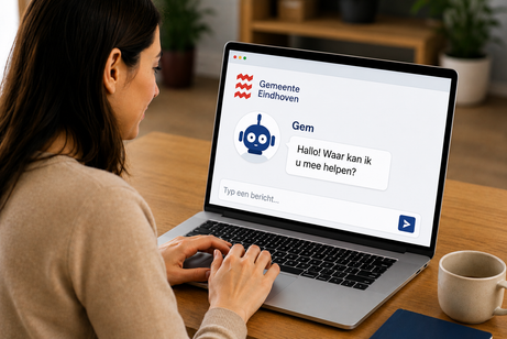 Een inwoner chat op haar laptop met Gem, die vraagt: ‘Hallo! Waar kan ik u mee helpen?’